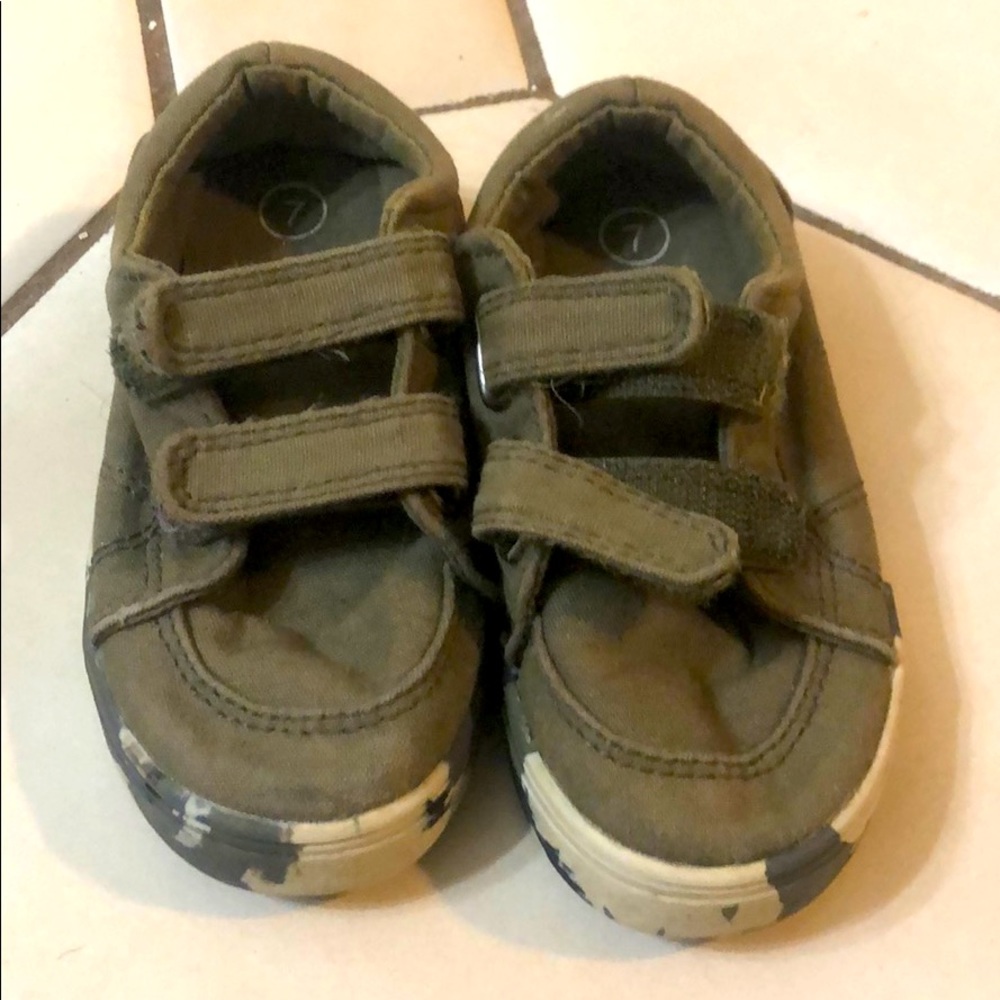 Toddler Boys Size 7 Chuck style shoe